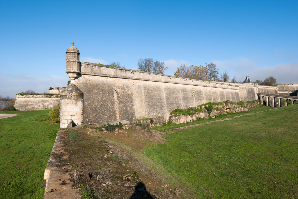 Front ouest du bastion du port et front de la citadelle face à l'estuaire.