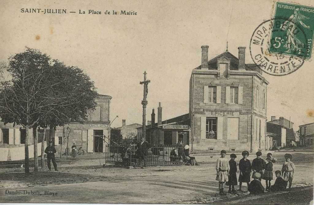Carte postale : la place de la mairie.
