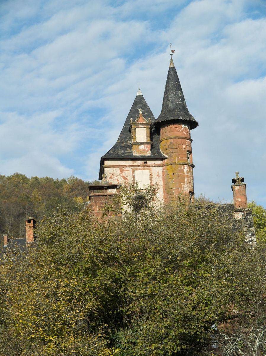 Vue générale de la tour carrée flanquée d'une tourelle, prise depuis la place du cimetière-grand.
