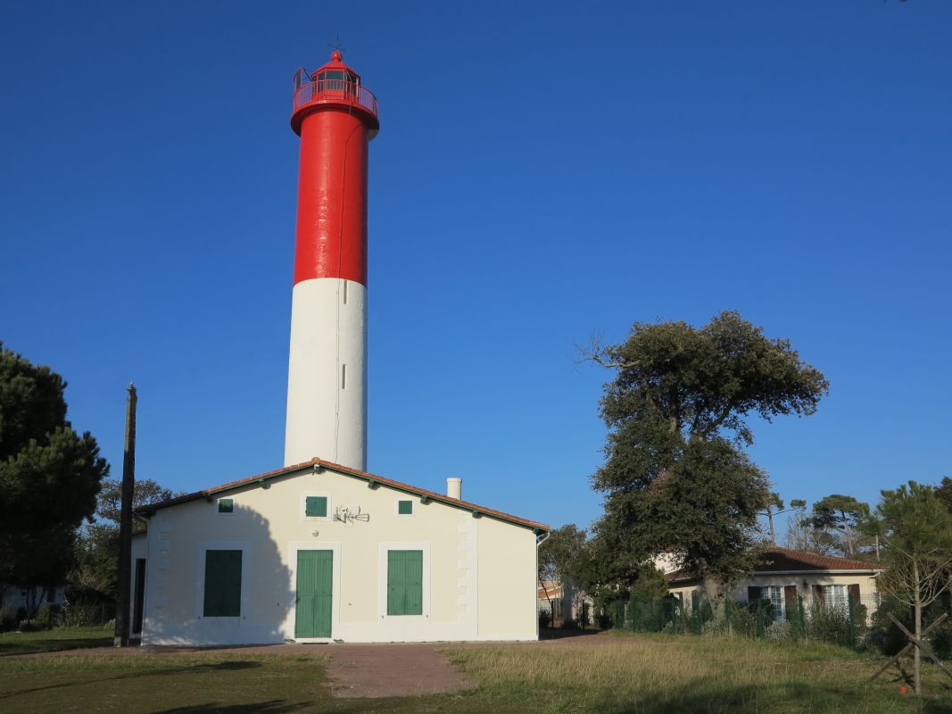 Le phare et la maison de gardien vus depuis le sud.
