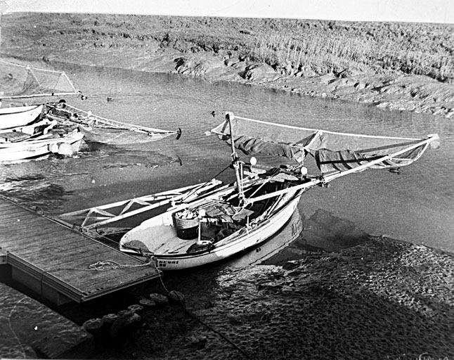 La yole Aide-Moi, de Fred Rouger, équipée pour la pêche à la pibale, vers 1975-1980.