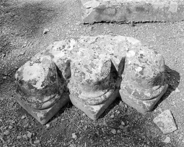 Fragments de bases de colonnes romanes dans le cimetière.