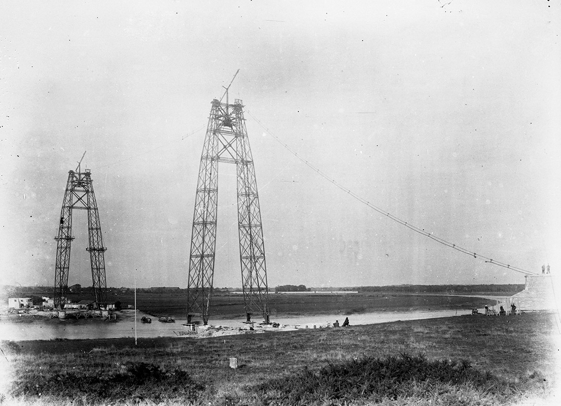 Les deux pylônes avant l'installation du tablier (rive gauche au premier plan).