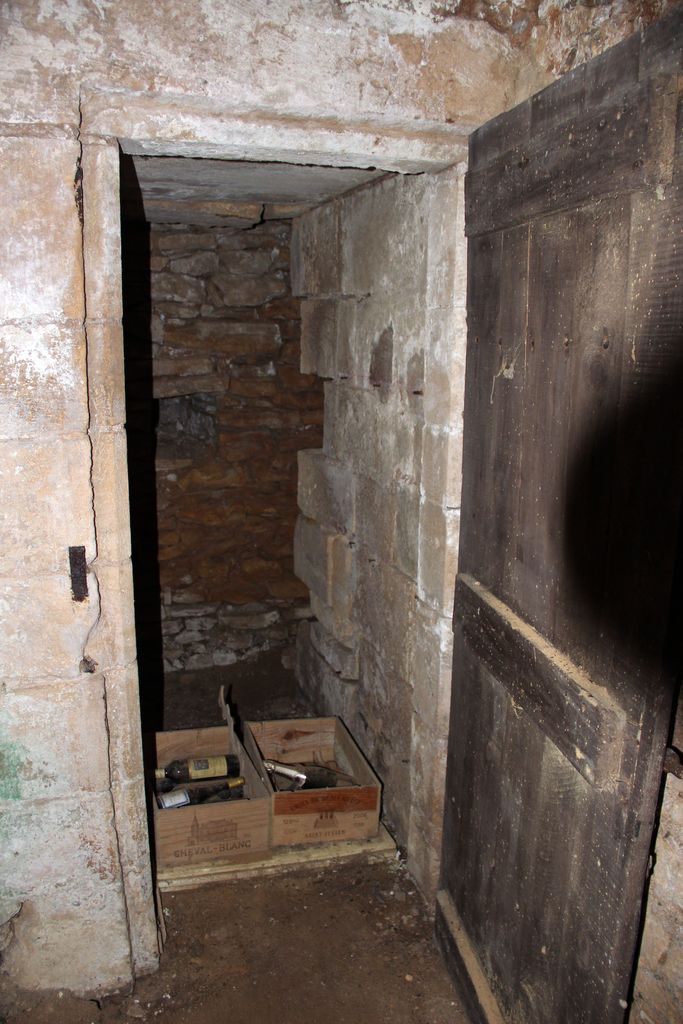 Ancienne porte d'accès à une logette de latrines en encorbellement en partie détruite.