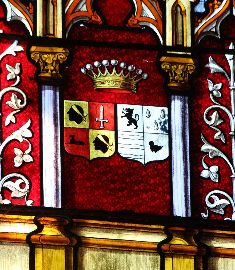 Baie 0 : Apparition du Sacré-Cœur à Marguerite-Marie Alacoque (détail : armoiries des donateurs Victor de Tavernier et Marie de Ladoue).
