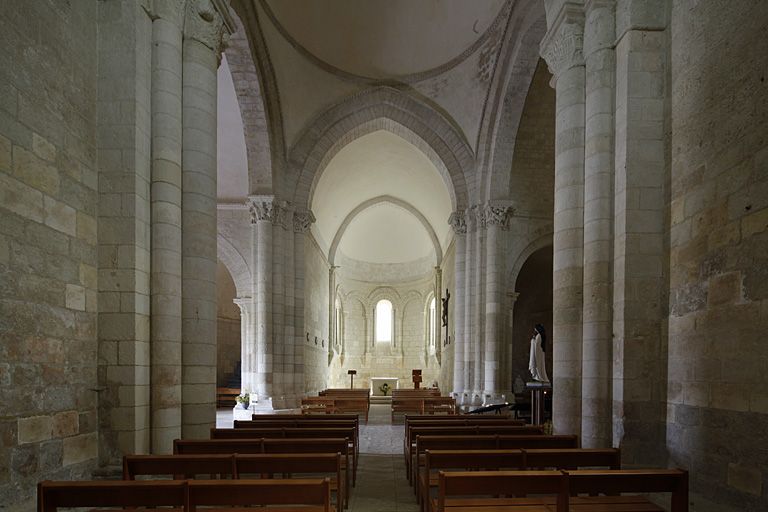 L'intérieur de l'église vu depuis la nef.