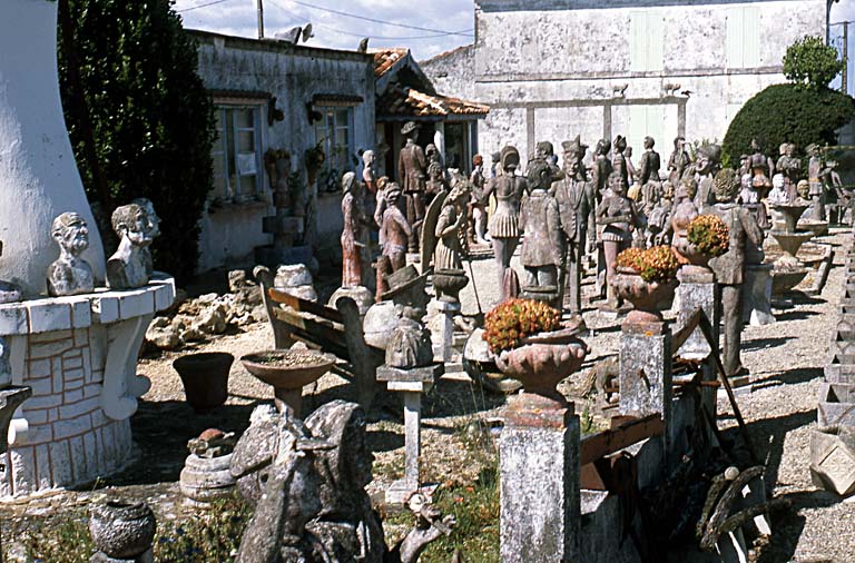 Vue d'ensemble des statues situées devant la maison.