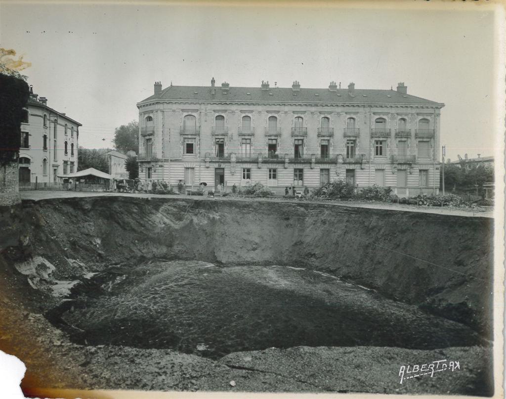 Affaissement de la place des Salines (le trou des Salines), devant l'immeuble Biraben, en 1950. Photo Albert.