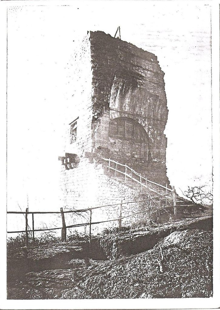 Photographie prise du sud-est, avant 1905 : la tour sud.