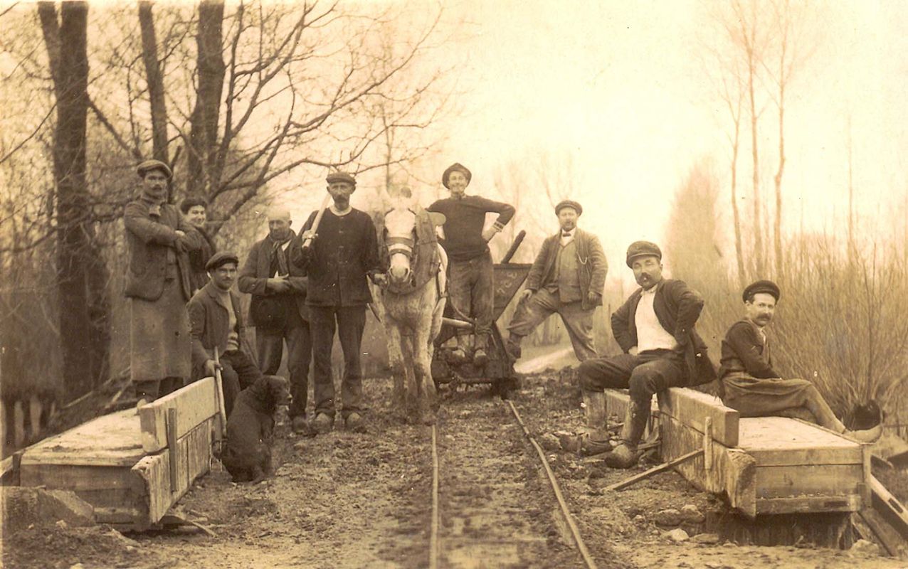 Ouvriers employés à la construction d'un pont au Vanneau à la fin du 19e siècle.