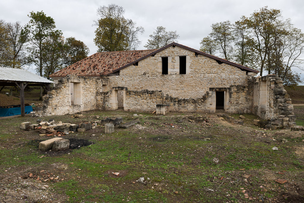 Vestiges du corps de caserne nord : vue des ruines depuis l'ouest.