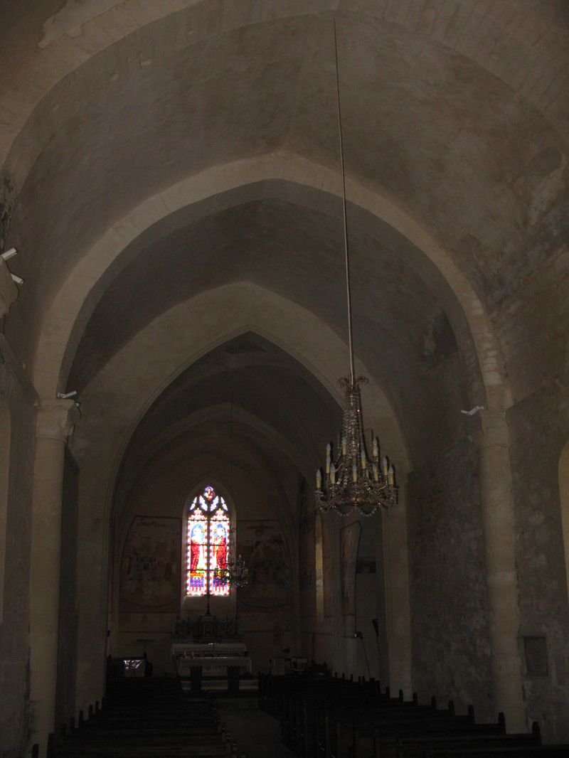 L'intérieur de l'église vue vers le choeur avec, en premier plan, la nef voûtée en berceau brisé.