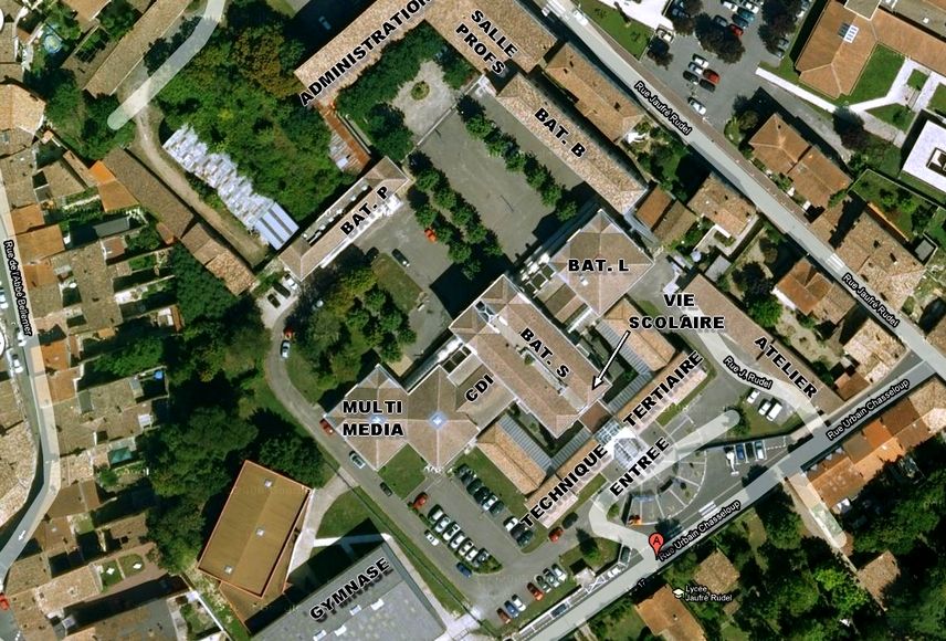 Plan de situation des différents bâtiments. Document en ligne, site du lycée Jaufré-Rudel (fonds de plan : Google earth, 2014).