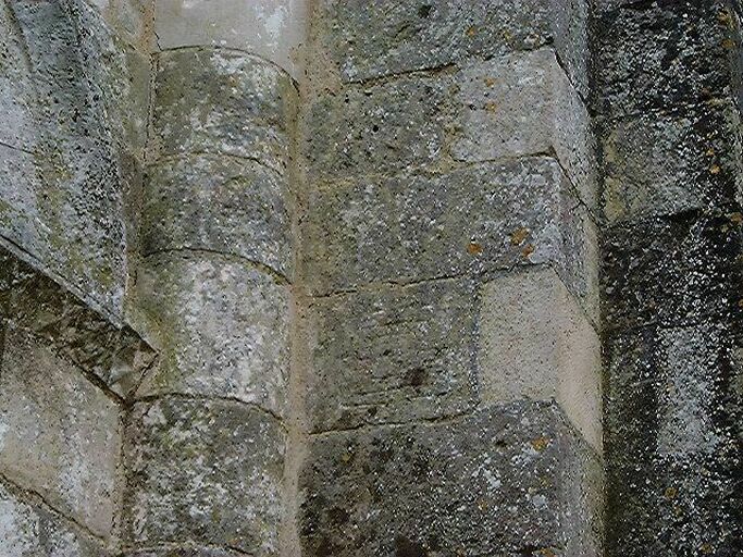 Chevet, angle nord-est, détail d'une pierre gravée d'un labyrinthe.