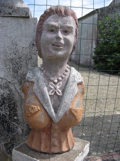Femme de gauche, détail du buste.