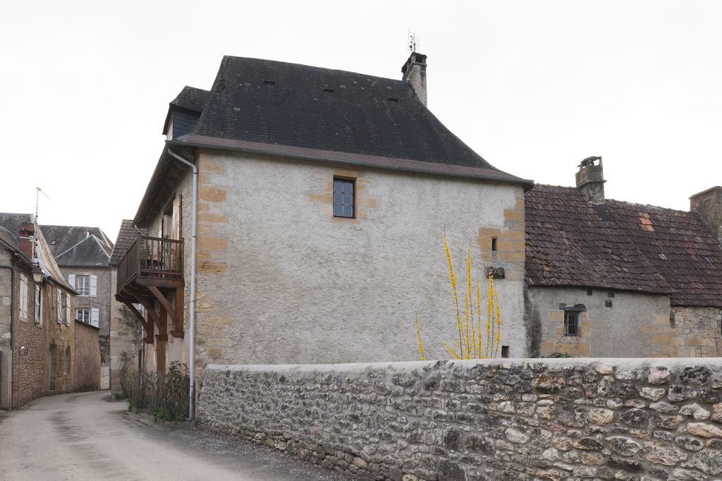 Maison du XIVe siècle de Montignac ; élévation (est) sur le jardin présentant au premier étage à droite le conduit d'évacuation des eaux usées d'un évier et sa petite fenêtre verticale.