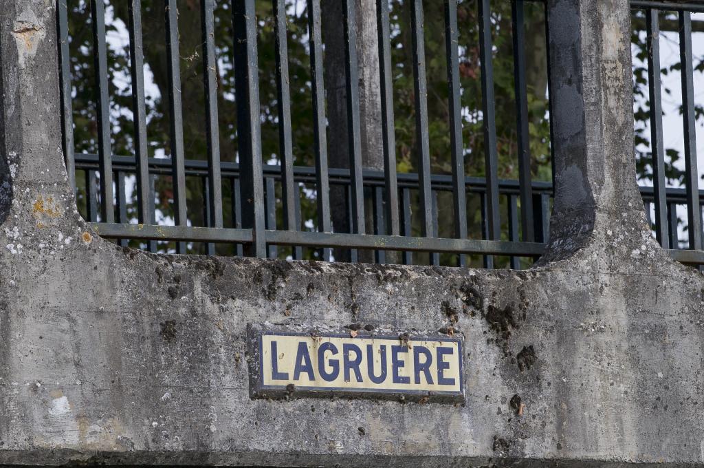 Pont routier de Lagruère : plaque mentionnant le nom du pont.