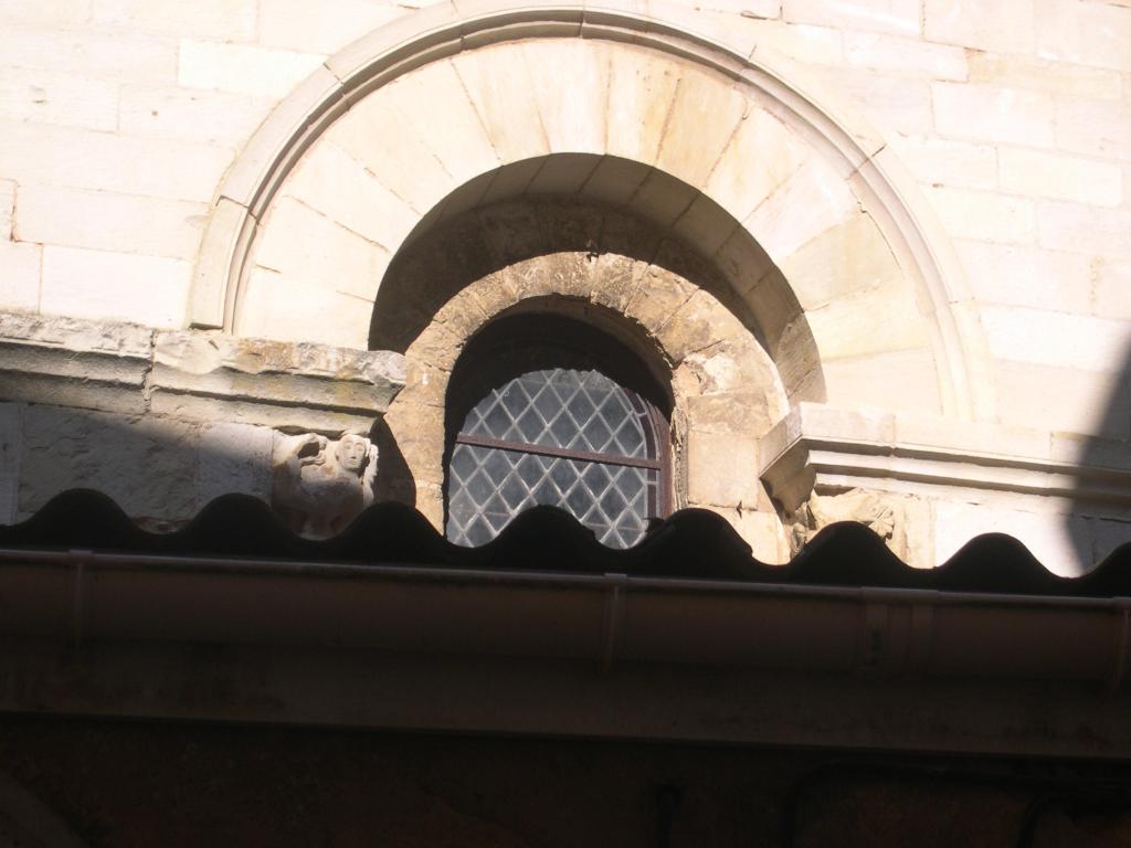 Élévation sud, quatrième fenêtre remaniée, chapiteaux romans.