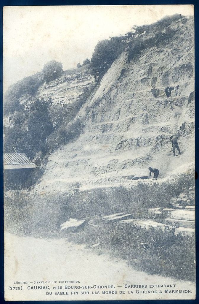 Carte postale, début 20e siècle (collection particulière) : carriers extrayant du sable fin sur les bords de la Gironde à Marmisson.