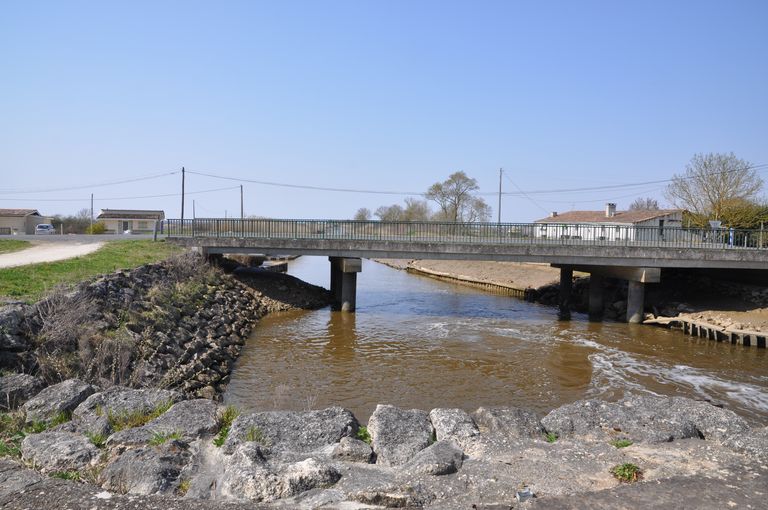 Pont sur le canal Saint-Georges marquant la limite communale entre Braud-et-Saint-Louis et Anglade.