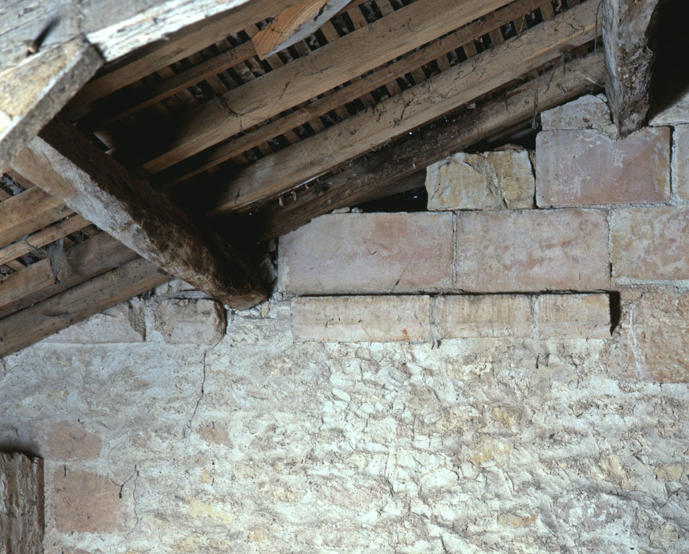 Église, combles,détail du mur ouest du bras sud du transept.