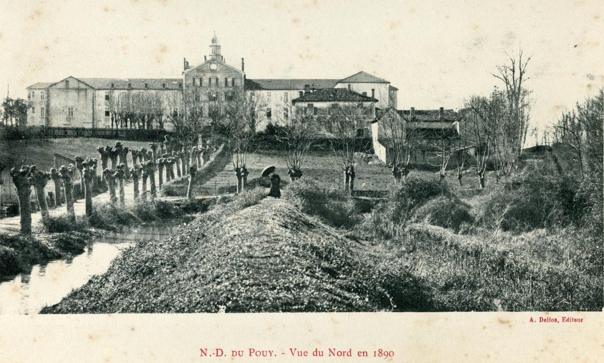 Vue du Pouy depuis le nord en 1890, avant la construction du corps nord. L'ancienne maison est toujours présente. Carte postale, A. Delfos, édit.