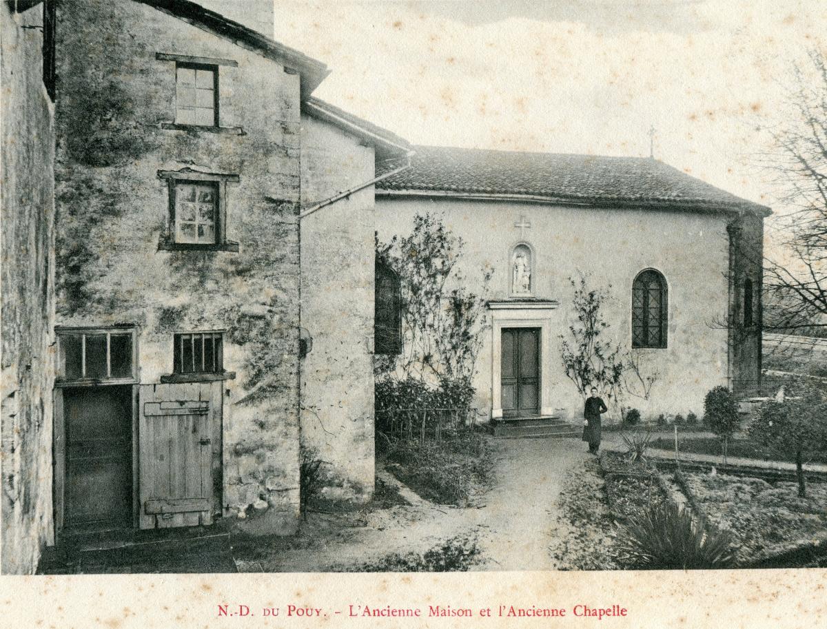 Ancienne chapelle adossée à l'ancienne maison du Pouy. Carte postale.