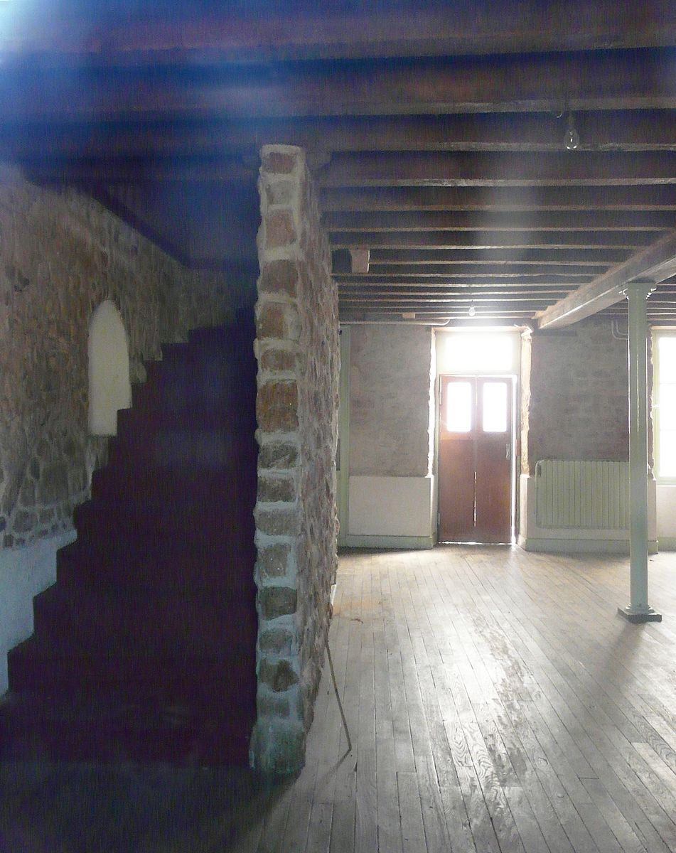 A l'intérieur de l'ancien hôtel, l'escalier en bois a été conservé.