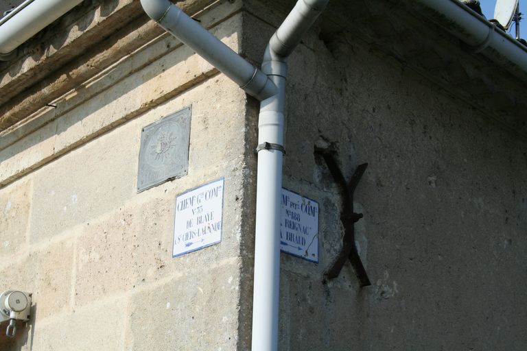 Plaques d'indications routières au Pinier : Chemins de Grande Communications n°55 de Blaye à Saint-Ciers Lalande et n°188 de Reignac à Braud.