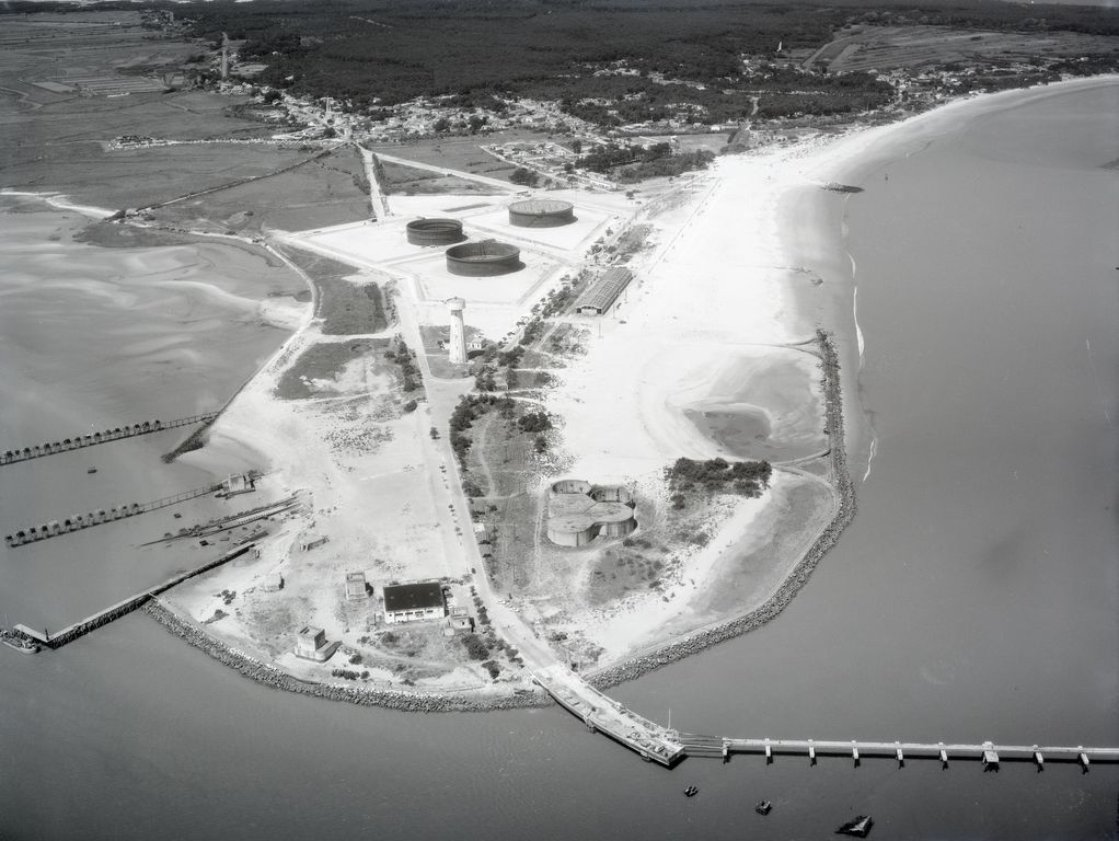Vue aérienne de l'avant-port pétrolier, 1966.