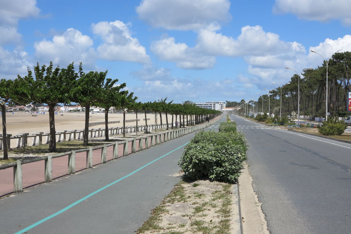 Le boulevard de la Côte de Beauté le long de la plage.