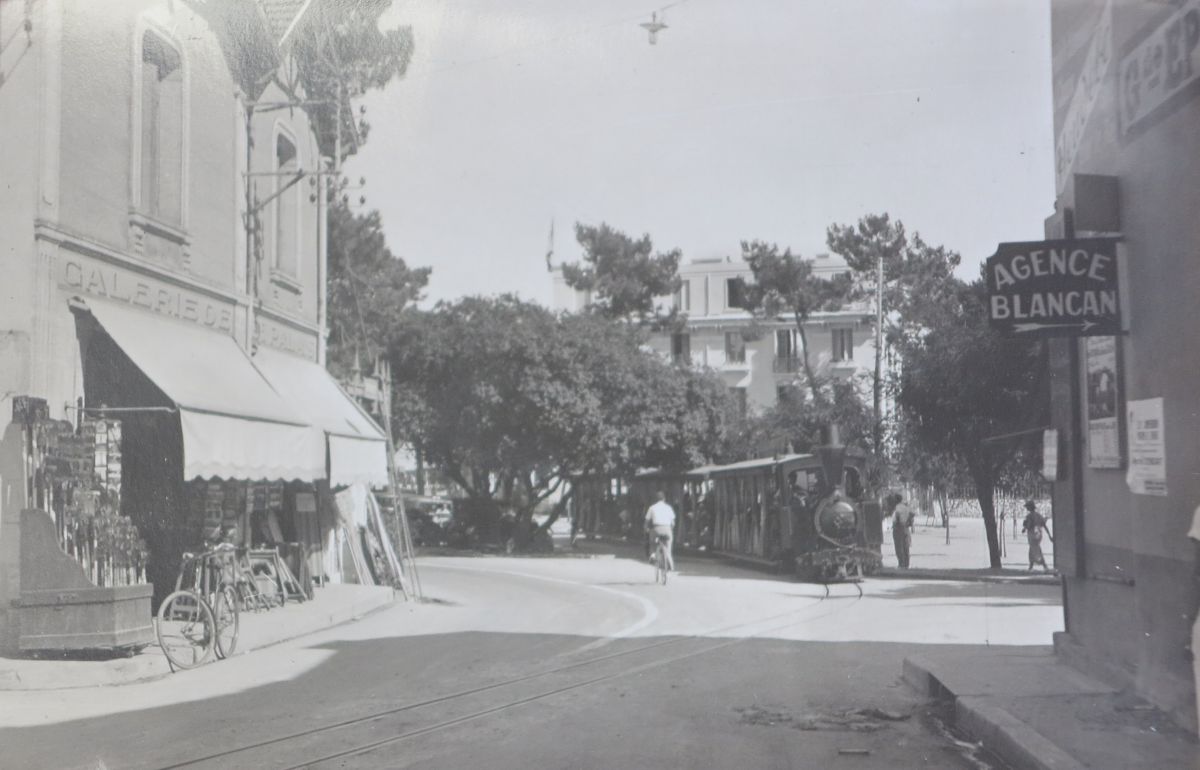 Le tramway sur la place du Bureau, à l'entrée de l'avenue de la République (vers l'actuel office du tourisme), vers 1930.