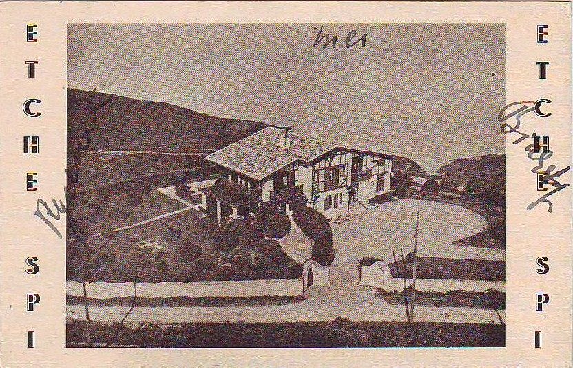 Vue aérienne de la villa et de sa cour au milieu du XXe siècle. 