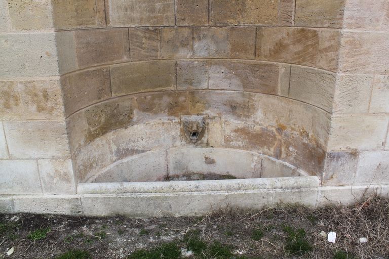 Fontaine monumentale, façade principale : détail de la bouche d'eau.