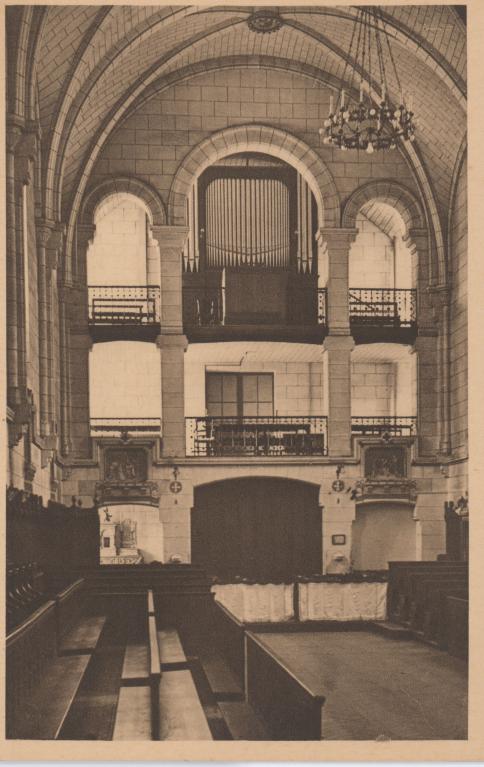 Chapelle Notre-Dame-du-Pouy : vue des tribunes depuis la nef. Carte postale, début du 20e siècle.