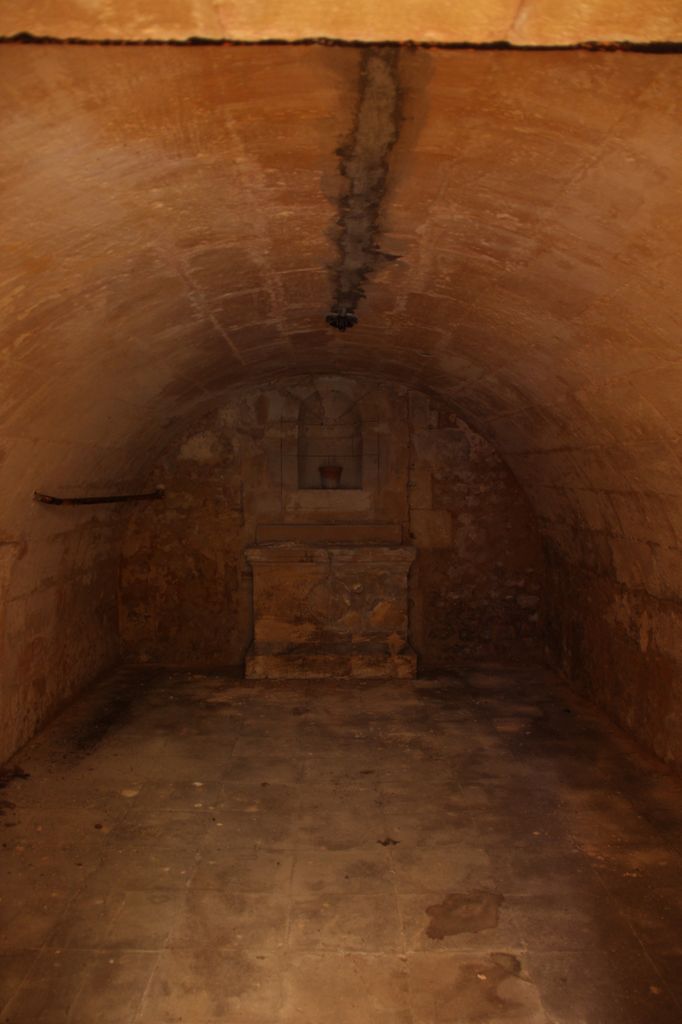 Sous-sol : partie principale du caveau funéraire et autel.