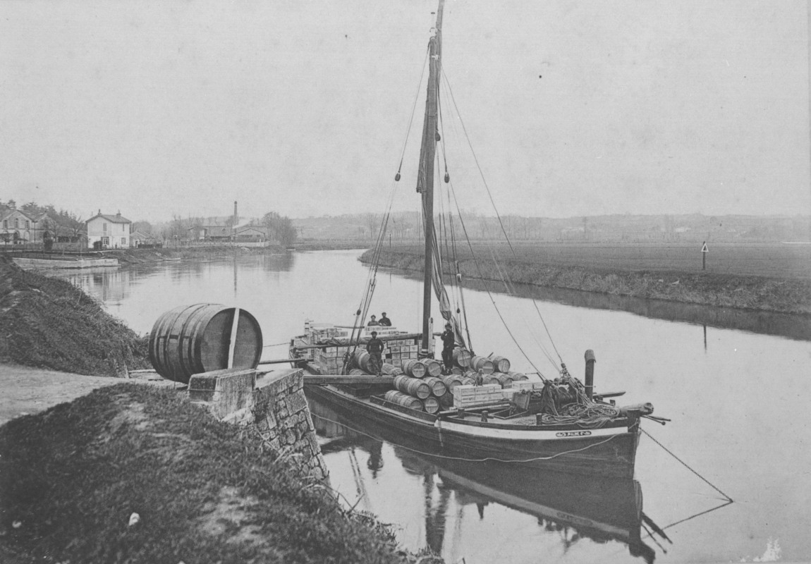 Chargement de fûts de cognac sur un bateau depuis la cale située devant la maison Rouyer-Guillet, vers 1900. 