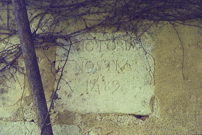 La pierre inscrite Victoria nostra 1489 remployé dans un mur du logis, vue en 2002.