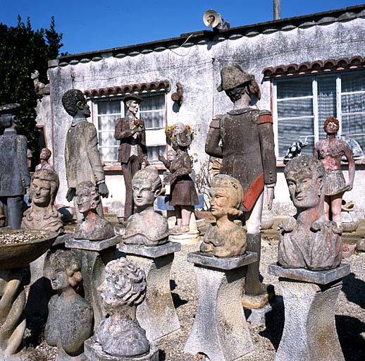 Statues et bustes situés devant la maison.