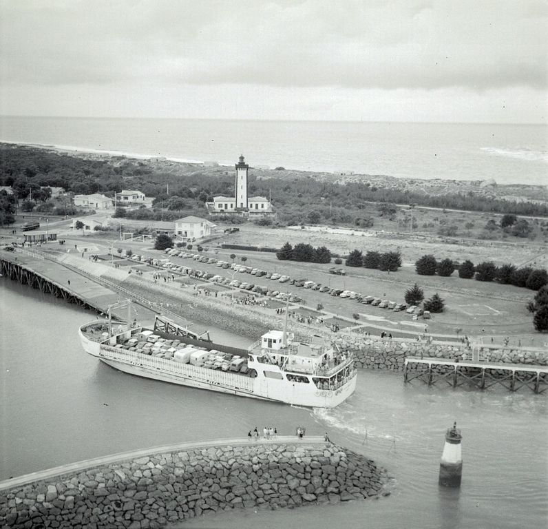 Vue aérienne, 1962 : Pointe de Grave et le bac à Port-Bloc.