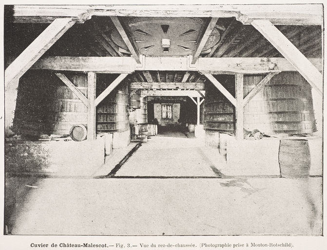 Photographie : cuvier de Malescot, vue du rez-de-chaussée, photo prise à Mouton Rothschild  (1896).