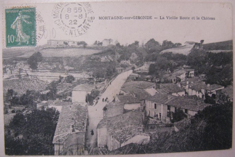 Le hameau de la Rive et la route du Port au pied du château sur une carte postale du début du 20e siècle.