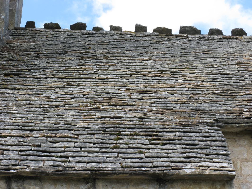 Détail du toit de la nef recouvert de lauzes.