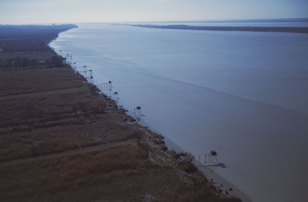 Vue aérienne des rives avec carrelets, 2002.