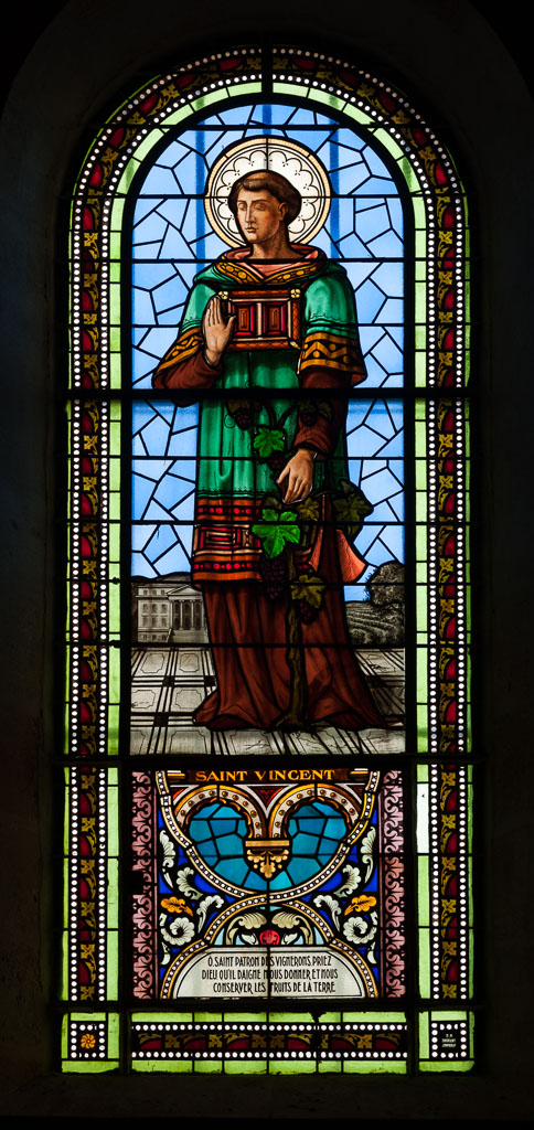 Bas-côté sud : vitrail représentant saint Vincent, avec représentation du château Margaux en arrière-plan.