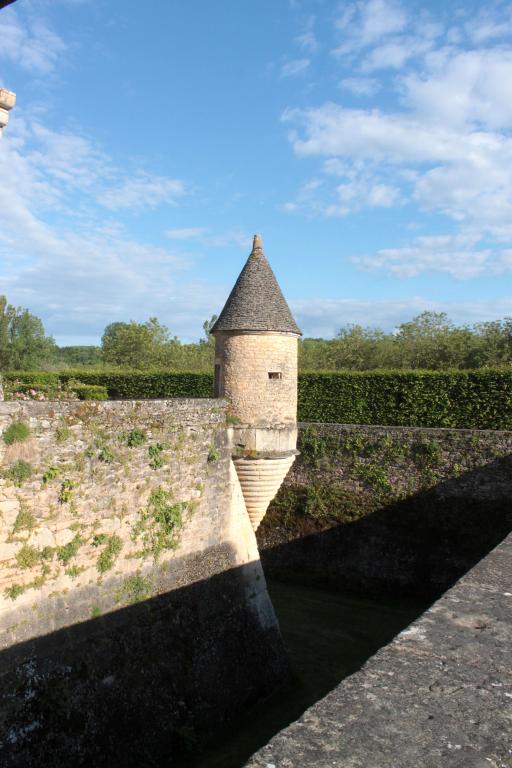 Enceinte du château : tourelle sur cul-de-lampe mouluré à l'angle sud-ouest de la plate-forme.