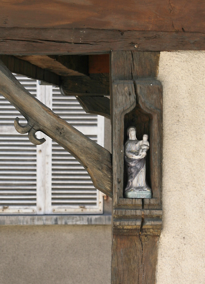 Détail de la niche en bois couronnée d'une accolade renfermant la statuette de Vierge à l'Enfant (élévation nord). 