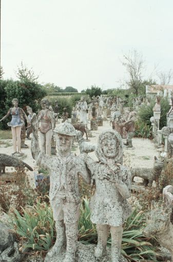Statues situées à gauche du jardin, photographiées en 2000.
