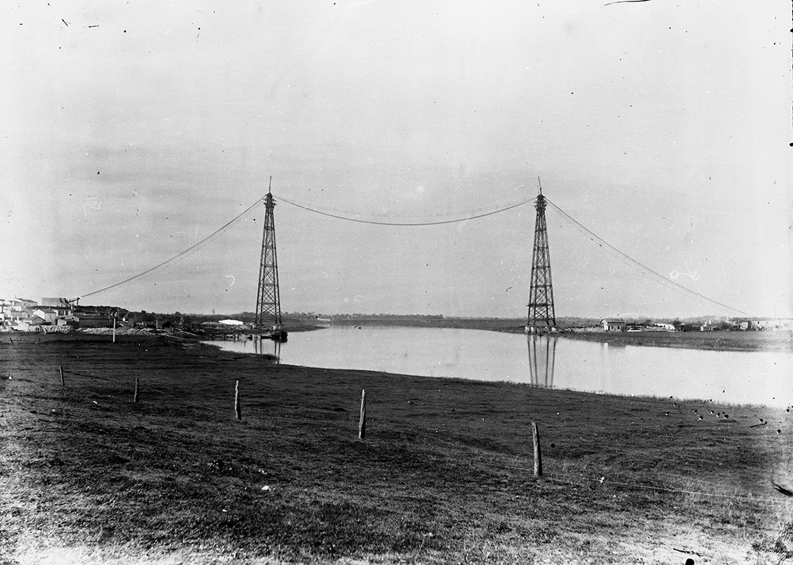 Le pont avant l'installation du tablier, vue de la rive gauche.