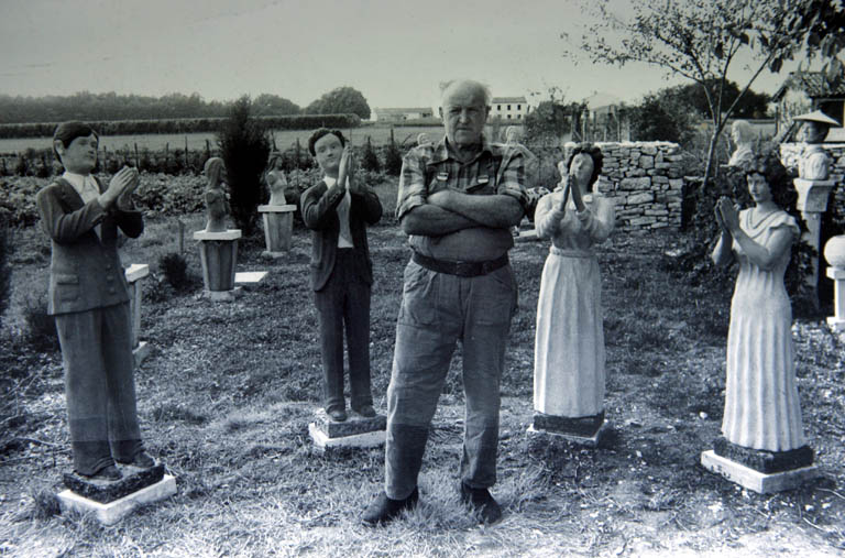 Gabriel Albert photographié au milieu du groupe des orants, au début des années 1980, avant la création de la statue de la Vierge.